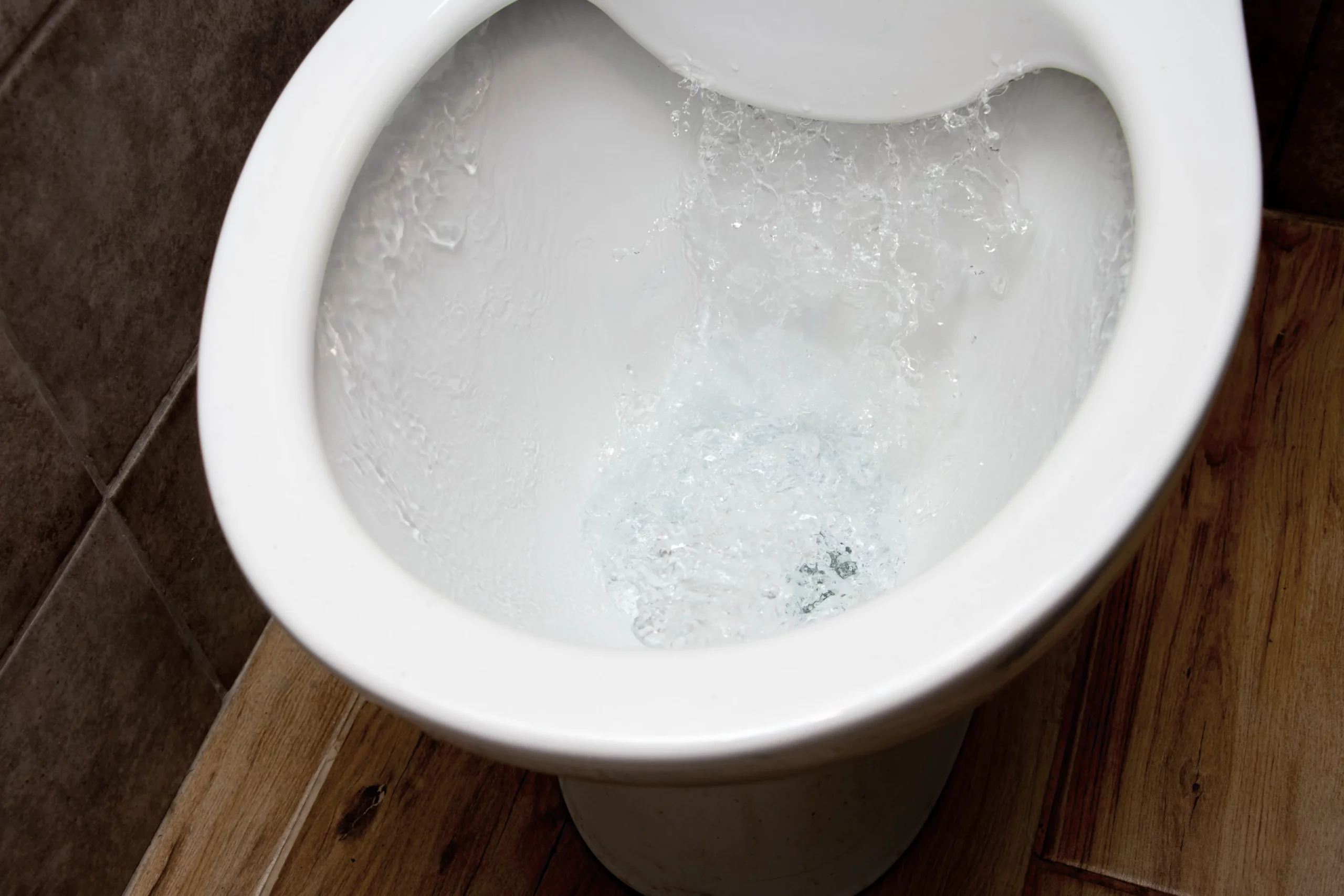 Weisse Toilette in einem Bad – Thema WC verstopft Zürich
